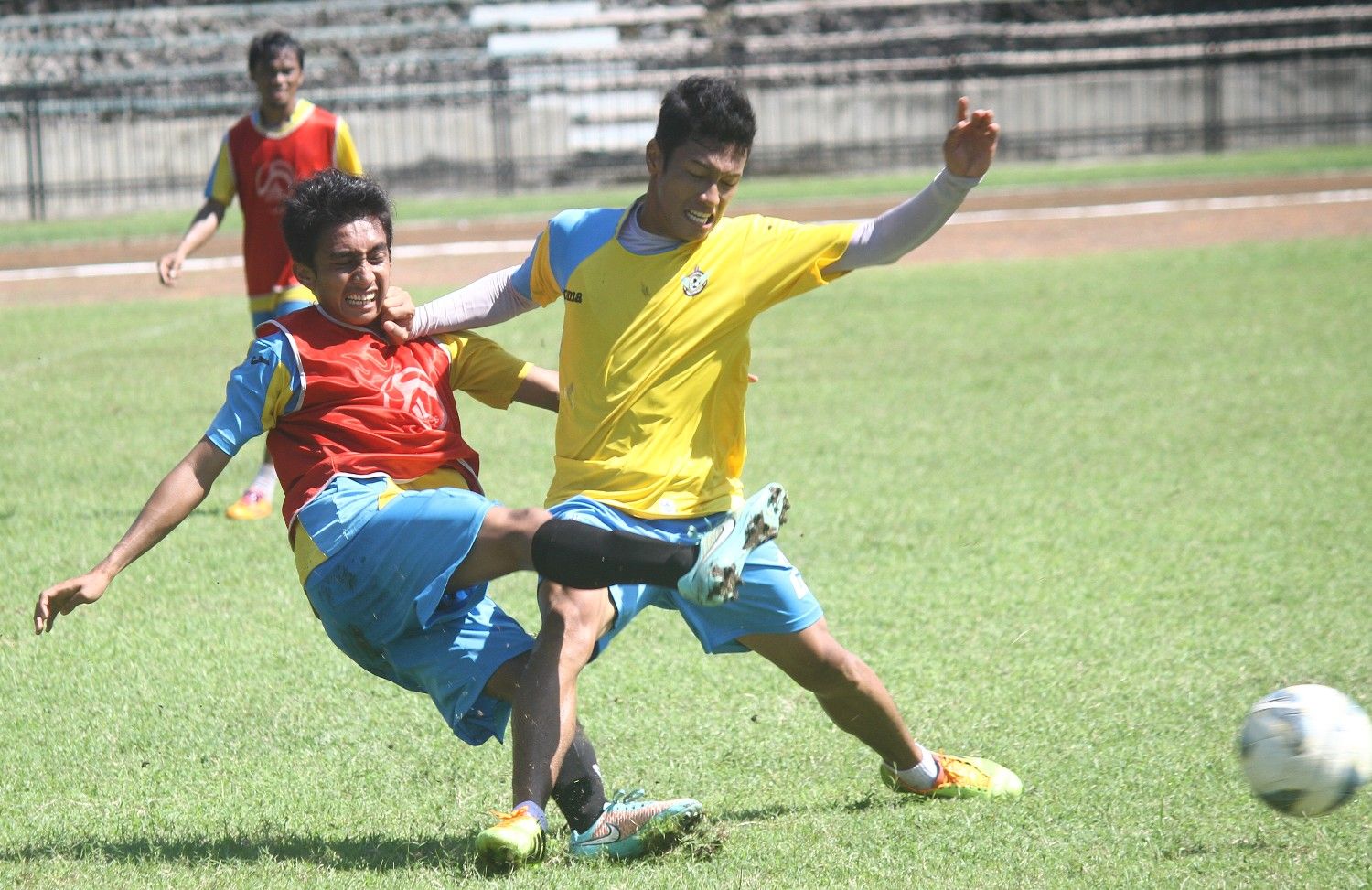 Pemain Persegres menjalani latihan game. Copyright: &copy; Dian Kurniawan/INDOSPORT